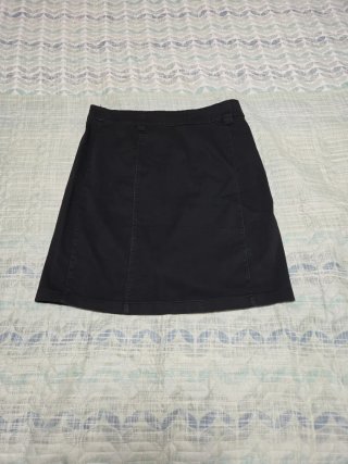 Falda negra. Talla 38. Con detalles cremalleras.