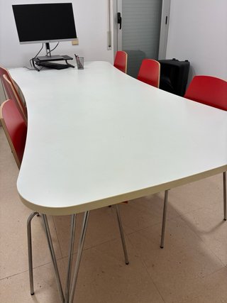 Mesa reuniones y 6 sillas rojas