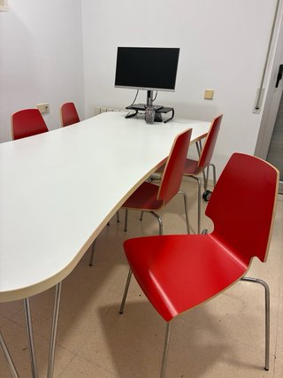 Mesa reuniones y 6 sillas rojas