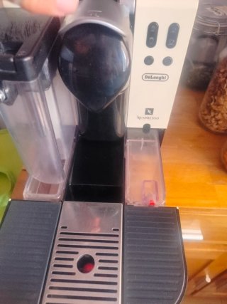 Cafetera Nespresso DeLonghi Beige