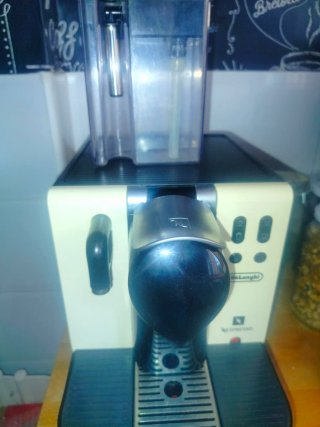 Cafetera Nespresso DeLonghi Beige
