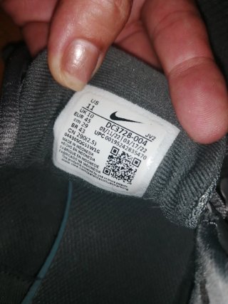 Zapatillas Nike grises y blancas se Dan lavadas