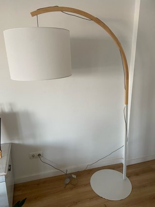 Lámpara de pie curva madera y metal