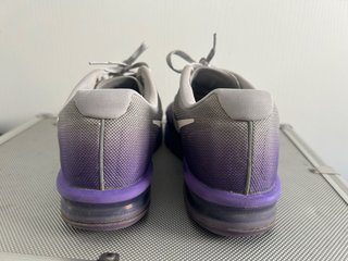 Zapatillas Nike Air Max grises y moradas