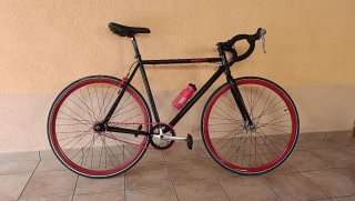 Bicicleta Fixie Negra Ruedas Rojas
