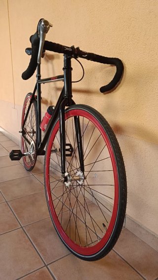 Bicicleta Fixie Negra Ruedas Rojas
