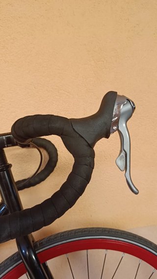 Bicicleta Fixie Negra Ruedas Rojas