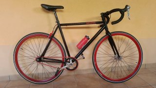 Bicicleta Fixie Negra Ruedas Rojas