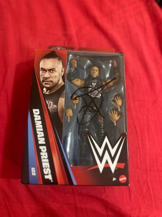 Figura WWE Mattel Damian Priest Firmada en Persona