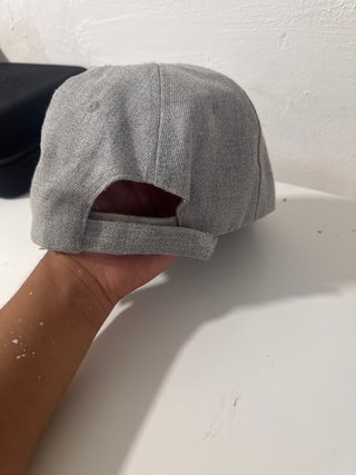 Gorra gris y marrón con logo triangular
