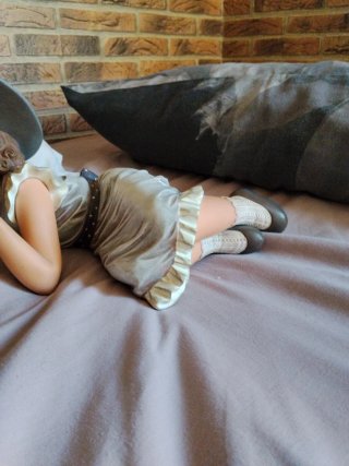 Figura de porcelana niña con sombrero