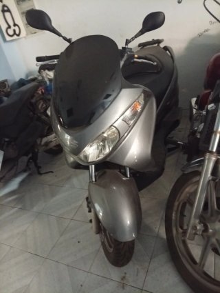Moto Scooter Negra y Gris