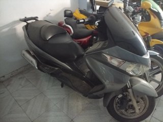 Moto Scooter Negra y Gris