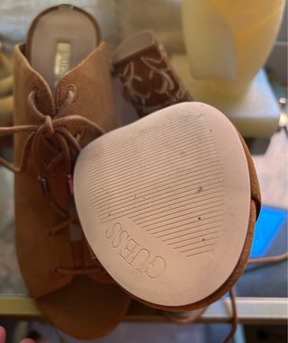 Sandalias Guess Marrones Bordadas