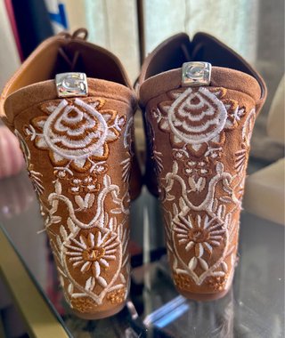 Sandalias Guess Marrones Bordadas
