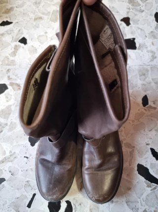 Stivaletti in pelle marrone con borchie
