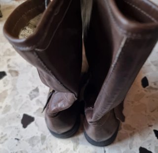 Stivaletti in pelle marrone con borchie