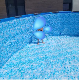 Piscina desmontable azul y blanca con depuradora