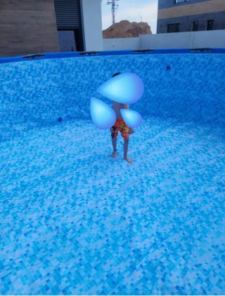 Piscina desmontable azul y blanca con depuradora