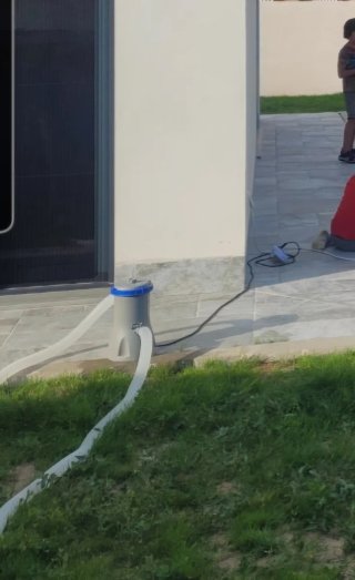 Piscina desmontable azul y blanca con depuradora