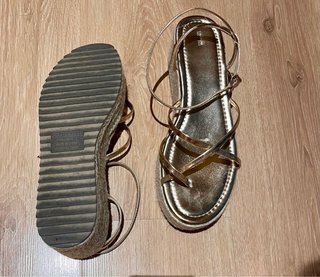 Sandalias doradas de tiras