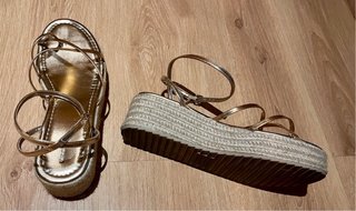 Sandalias doradas de tiras