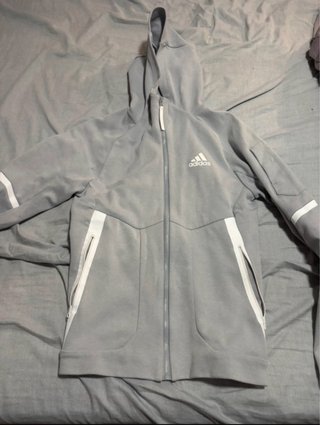 Chaqueta deportiva Nike negra y Adidas gris