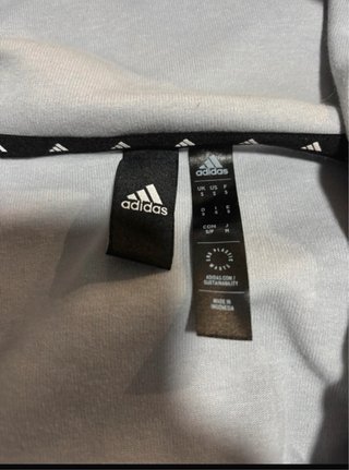 Chaqueta deportiva Nike negra y Adidas gris