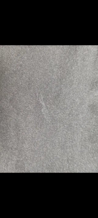 Pantalones cortos grises oscuros con detalles rojo
