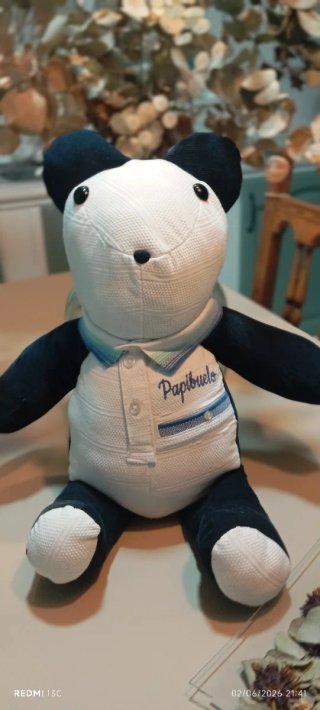 Oso de peluche con estampado con ropa de tus seres