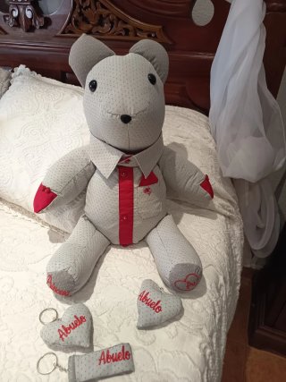Oso de peluche con estampado con ropa de tus seres