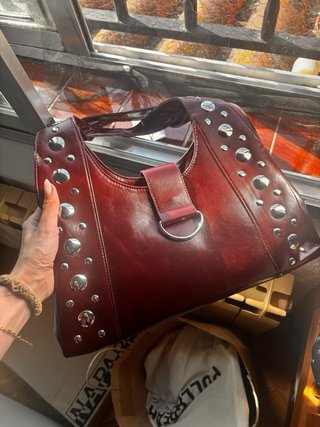 Bolso Pull&Bear granate con tachuelas