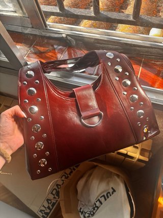 Bolso Pull&Bear granate con tachuelas