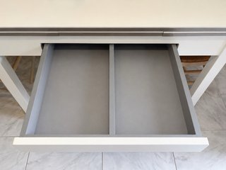 Mesa extensible blanca con cajón