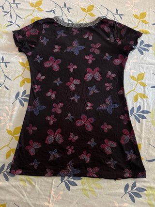 Camiseta negra con mariposas