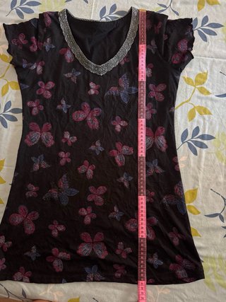 Camiseta negra con mariposas