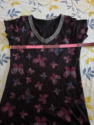 Camiseta negra con mariposas