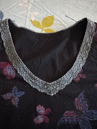 Camiseta negra con mariposas