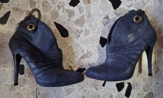Stivaletti viola con catena