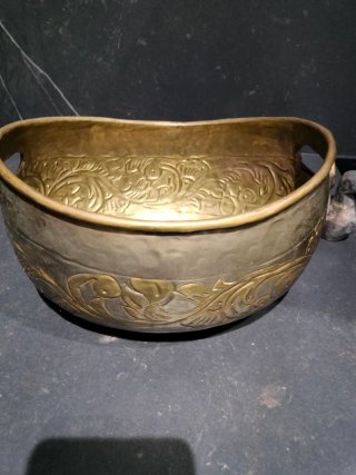 Maceta antigua de bronce