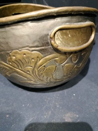 Maceta antigua de bronce