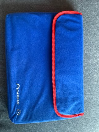 Funda Pioneer DJ azul con ribete rojo
