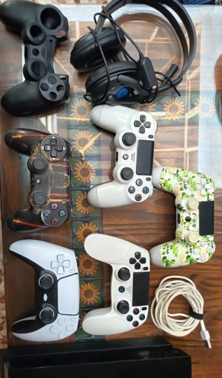 Consola PS4 Sony Negra + Mandos y Cables + Juegos