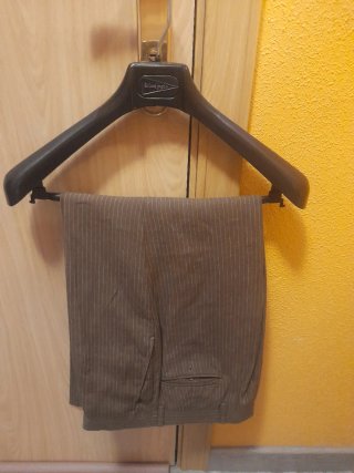 Traje de lino marrón