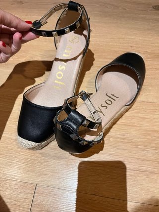 Sandalias cuña piel negras tachuelas