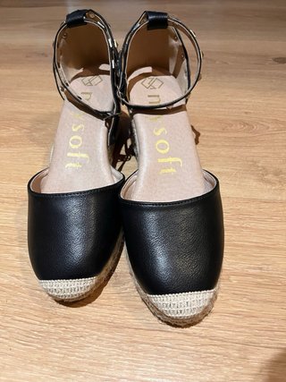 Sandalias cuña piel negras tachuelas