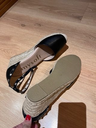 Sandalias cuña piel negras tachuelas