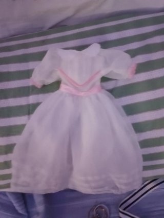 Vestido de muñeca blanco con detalles rosas