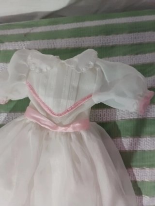 Vestido de muñeca blanco con detalles rosas