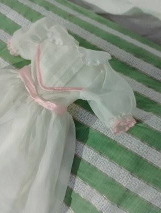 Vestido de muñeca blanco con detalles rosas